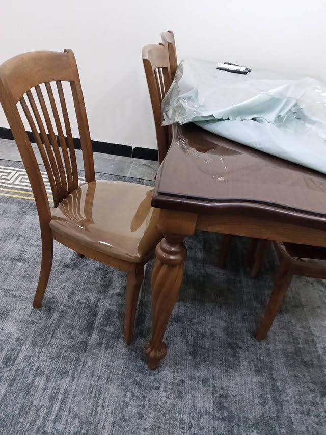 سلام وعليكم
ميز طعام ٦ كراسي نوع الخشب زان و سنديان 

مستخدم شي قليل نظيف خدش ما بي 

سعرة ٨٠٠ و بي مجال 

عنوان بغداد الدورة 

*********** واتساب
