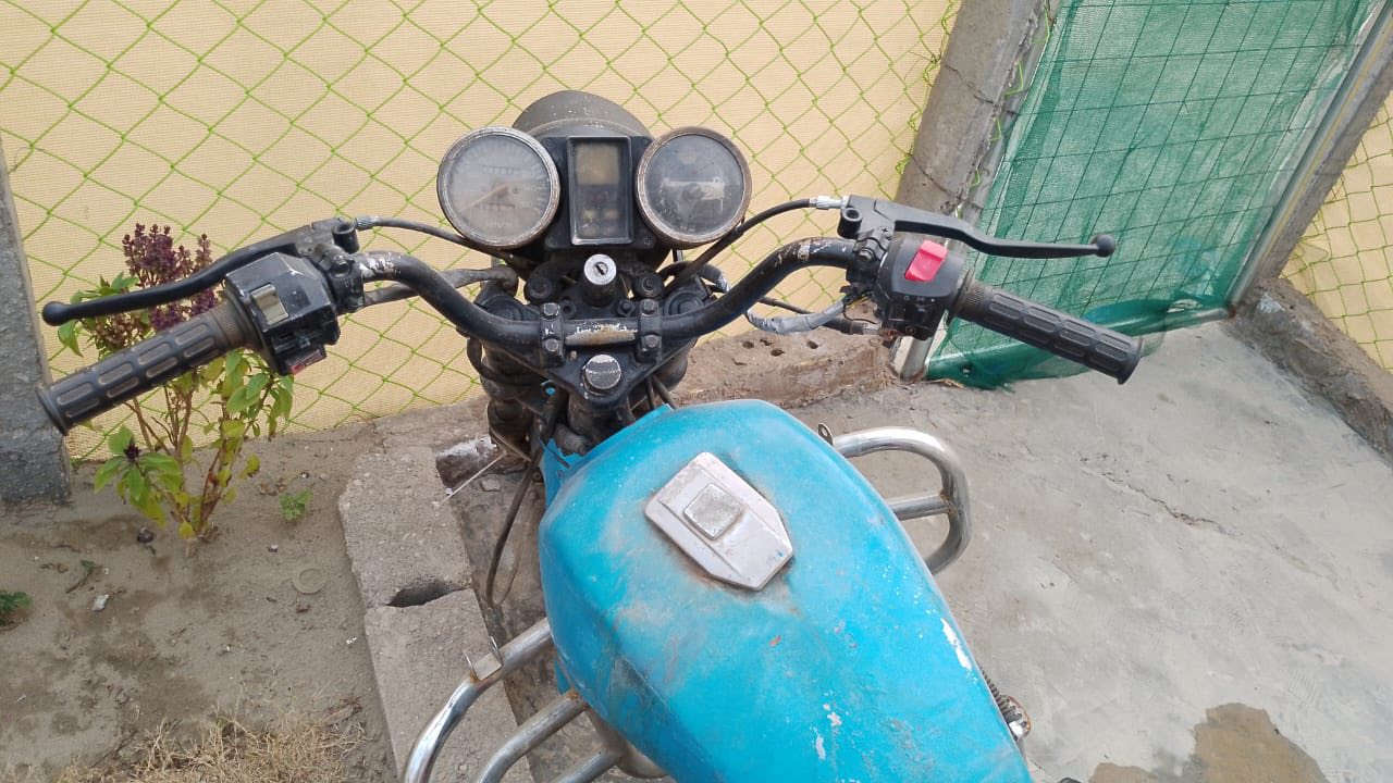 سلام عليكم شباب دايون عضم قديم مكينه لا صوت لا تبخير اخت جديده بدون اوراق تاير ورا جديد تايلندري 
بريكات فول كهربائيات شغلله سعرها ٢٥٠ وبيها شويه مجال ***********
