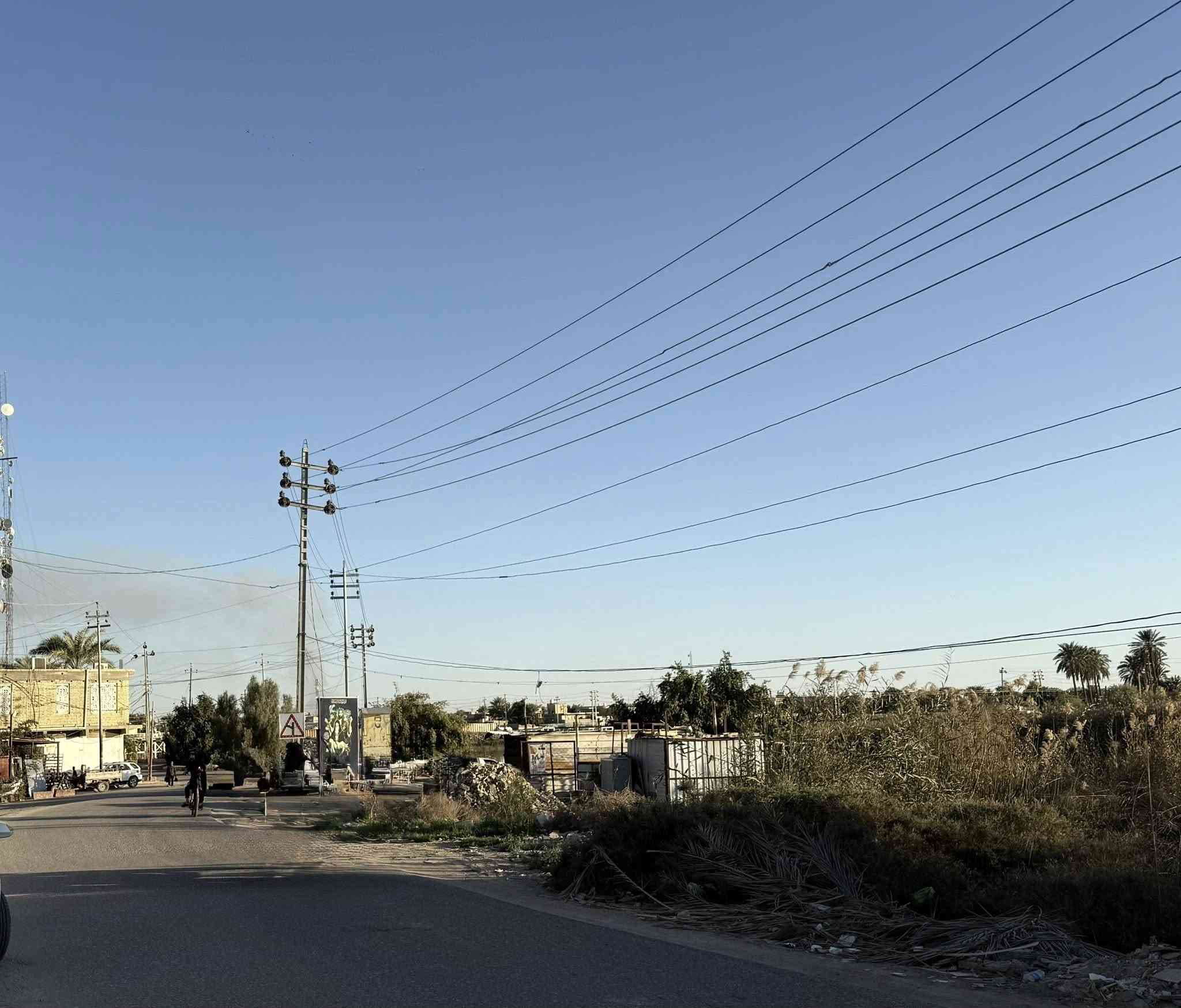 � فرصة مميزة
– هيكل مسقّف للبيع في ناحية العكيكة 🔥
📍 الموقع: على الشط مباشرة
📍 شارع عام (بندريات) – بستان الأستاذ هاني حمودي
📐 المساحة: 300 متر مربع

موقع مميز وإطلالة مباشرة على الشط، مناسب للسكن والاستثمار 👌

🏗 مواصفات البناء:

✔️ طابوق وصب كونكريتي متين
✔️ رباطات فوق الشبابيك + رفت أرضي
✔️ أبواب حديد وشبابيك مركبة
✔️ تأسيس كهرباء (بوريات مع تسليك كامل)
✔️ تأسيس ماء (بوريات جاهزة)
✔️ تربيع الأرضية بالطابوق

🏠 التقسيم:

 • ديوانية
 • هول
 • صالة
 • مطبخ
 • غرفتا نوم
 • مجمع صحيات داخلي
 • غرفة ماستر (سويت)
 • ارتداد متر ونصف
 • كراج سيارة
 • ساحة خارجية واسعة

العقار نظيف وموقعه حيوي وقريب من الخدمات، فرصة مناسبة لمن يريد يكمل تشطيب حسب ذوقه ✨

📞 للاستفسار والمشاهدة يرجى التواصل على الخاص
***********ازهر ابو على
