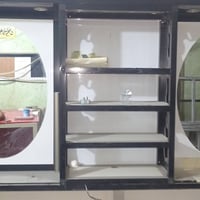ميز حلاقه مرايتين للبيع للاستفسار التواصل ٠٧٧١٣٣٧٨٠٩٦