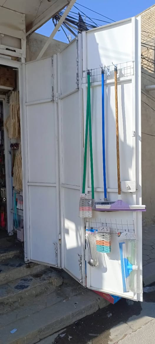 باب دفتريه عرض 3 متر وارتفاع 2 متر ونص للبيع أو المراوس بجام خانه حديثه شرط نفس القياس العنوان نجف حي الوفاء الرقم ***********
