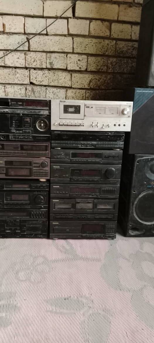 مجموعه سماعات واجهزه قديمه مع عدد من اجهزه الراديو والمسجل القديم واجهزه اخرى للبيع بسعر مناسب..ملاحظه اغلب الاجهزه شغاله لكن ابيع بحساب عاطل الي تفيده يتفظل مكاني بغداد ***********
