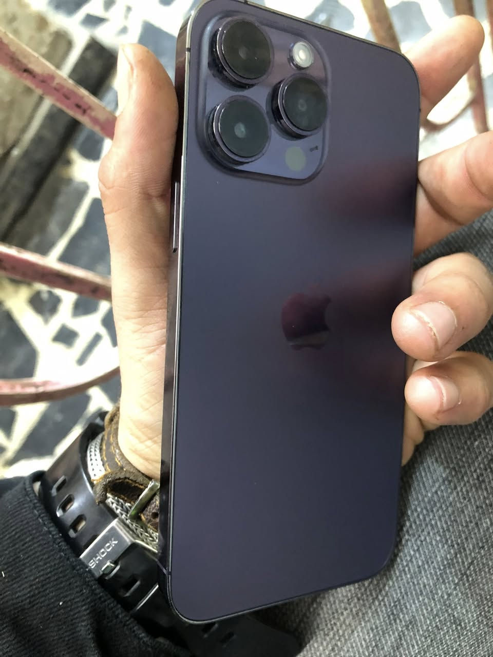 السلام عليكم ايفون ١٤ بروماكس 
مبدل شاشه تجارية نوعيه زينه وبيها فطور شويه ليجوة كلش بسيطه ما ماثر اي شي عاللمس شغاله طبيعيه موضحه بالصور  
فيس ايدي شغال طبيعي الباقي كفاله 
ذاكره ٢٦٥ 
بطارية ٨٧ 
 ٥٥٠ وبي مجال  
بغداد الشعب 
***********
