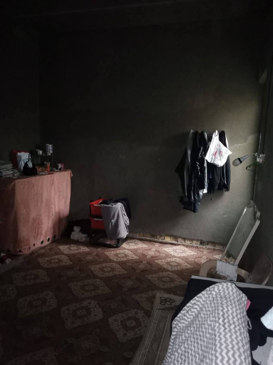 بيت للبيع في مجمع الهرموش نزلت جامع ام البنين مساحته 200م بي صاله غرفتين منورين استقبال ومطبخ بس اساس سعره 35 بي مجال رقم ***********
