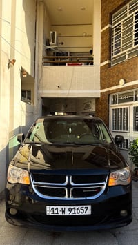 دوج كرفان 2011 فول مواصفات وارد امريكي حادثها سطحي جاملغ وجزء بسيط  من...