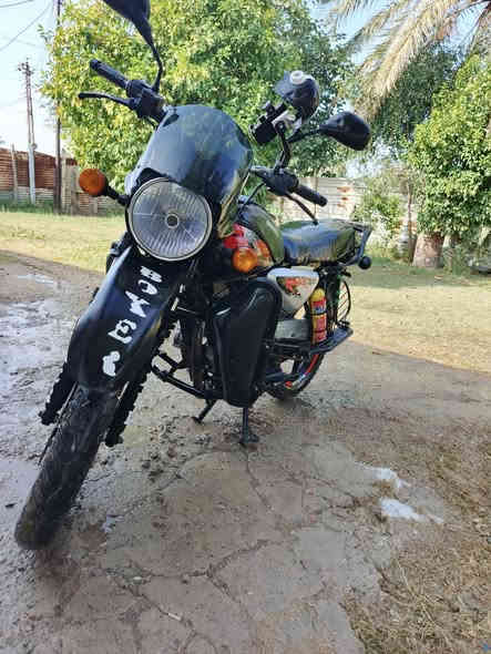 سلام عليكم بوكسر موديل 2021 
مكينة بلاديه ممفتوحه  نعومة شلعة معدل خير من الله بس: بيهة خيط تبخير بس من دوسلها من هيا واكفه بل مشي ماكو 

درجة كهربائيات كلهة شغاله ولدراجة مرتبة م 🕳️

اوراق كامله بس ستنساخ تترقم انطيها المعقب يرقمها 

درجة نضافتهة موضحة بل صور دراجة خير من الله 👍➡️

مكان : بغداد ابو غربب  

  السعر ':  (( مليون )) .. وبيه مجال بسيط للشراي 🫰

للاستفسار : (***********)  واتساب او نتصال 📲

رجآن لمو شراي لا ينتصل ول يعلق  🩵
