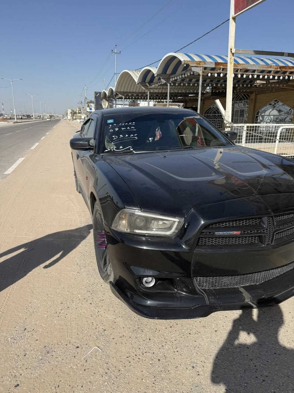 سلام عليكم دوج جارجر ٢٠١٤ اصل لا معلايه ولا شي 
مكفوله من الفتح ماعده بس البنيد محدث حادثه بمريكه 
نص جاملغ الخلفي وشبر من الباب بدون ضربه واني صبغت الجاملغ الامامي والباب وصور قبل صبغ موجوده جانن مشخطات  سياره تكم لغود شواصي كله مكفول حداديه كير مكينه تخم تاير سياره مناقصه برغي ونضيفه تراي الشمال شرط مكاني نجف السعر ١٣٨ وبيه مجال ***********
