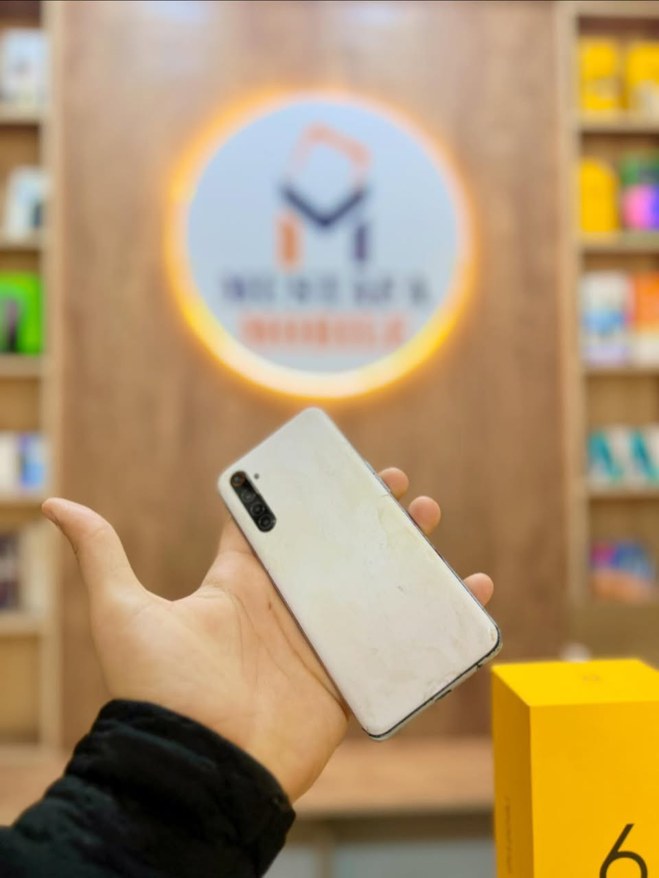 Realme 6i.  ريلمي 
جهاز مستخدم نضيف مع باكيت وشاحنه ولاسق حماية كامل❤️
ب٧٠ الف فقط🔥🔥🔥
مواصفات الجهاز…

* المعالج: يعمل بمعالج MediaTek Helio G80 القوي المخصص للألعاب في فئته. �
* الكاميرا: يحتوي على كاميرا خلفية رباعية العدسات، الرئيسية بدقة 48 ميجابكسل (في بعض الإصدارات). �
* البطارية: يتميز ببطارية كبيرة بسعة 5000 مللي أمبير. �
* الشاشة: تأتي بمقاس 6.5 بوصة من نوع IPS LCD. 

📍هيت/شارع حامي حميد/مجاور مجمع البيت التركي


**إذا كنت صاحب هذا الإعلان وتريد حذفه لأي سبب، رجاءا أرسل رسالة إلى الدعم الفني**