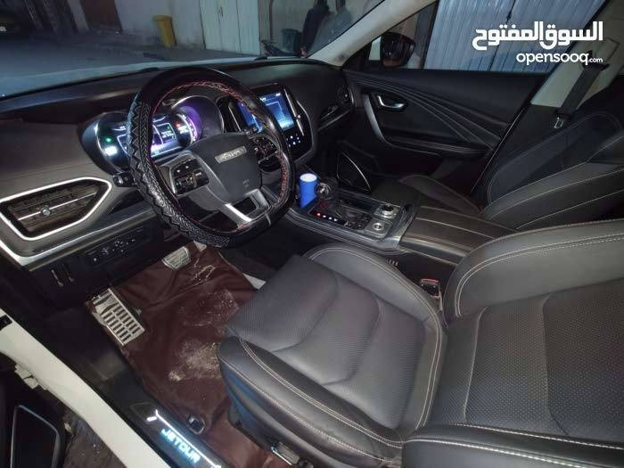 السلام عليكم
شلونكم عيني شخباركم 
✨ جيتور X70 2024 ✨
سيارة عائلية تجمع بين الفخامة والرحابة والتكنولوجيا الحديثة.
🔹 أهم المواصفات:
محرك 1.5 تيربو اقتصادي وقوي
ناقل حركة أوتوماتيك ذكي
شاشة وسطية كبيرة تدعم CarPlay & Android Auto
3 صفوف مقاعد (7 ركاب) مع رحابة مميزة
مقاعد جلدية مريحة مع تحكم كهربائي
فتحة سقف بانورامية واسعة
كاميرات محيطية 360° مع حساسات أمامية وخلفية
أنظمة أمان متطورة 
دخول وتشغيل ذكي (بصمة)

🚀 تصميم عصري + تكنولوجيا متطورة = تجربة قيادة استثنائية

☎  ***********
💰السعر 21.000.000 دينار
