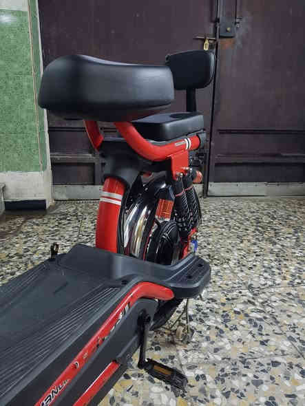 السلام عليكم دراجه شحن حجم 20 دراجه كامله مابيه اي نقص نضيفه كلش 6 بطاريات سرعه 99 وياه شاحنه الاصليه وسويج كهربائيات كله شغاله العنوان بغداد الامين الثانيه السعر 250 الف رقم الهاتف ***********
