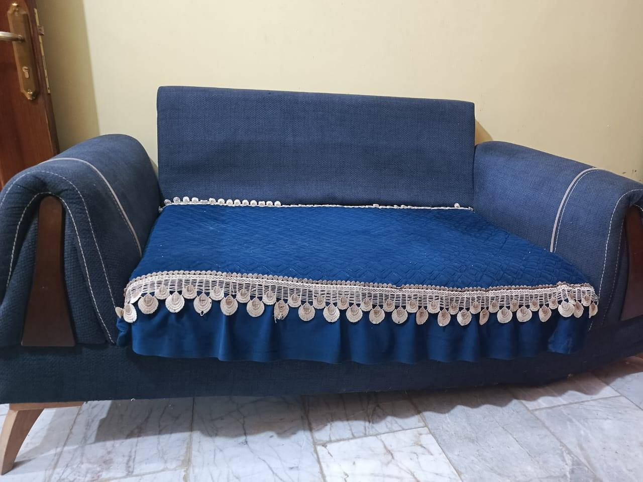 تخم للبيع 
سعر 250الف 
بس القنفه الوسطانيه رجل وحدة مكسورة يحتاجلها تصليح /فقط هذا العيب
***********
