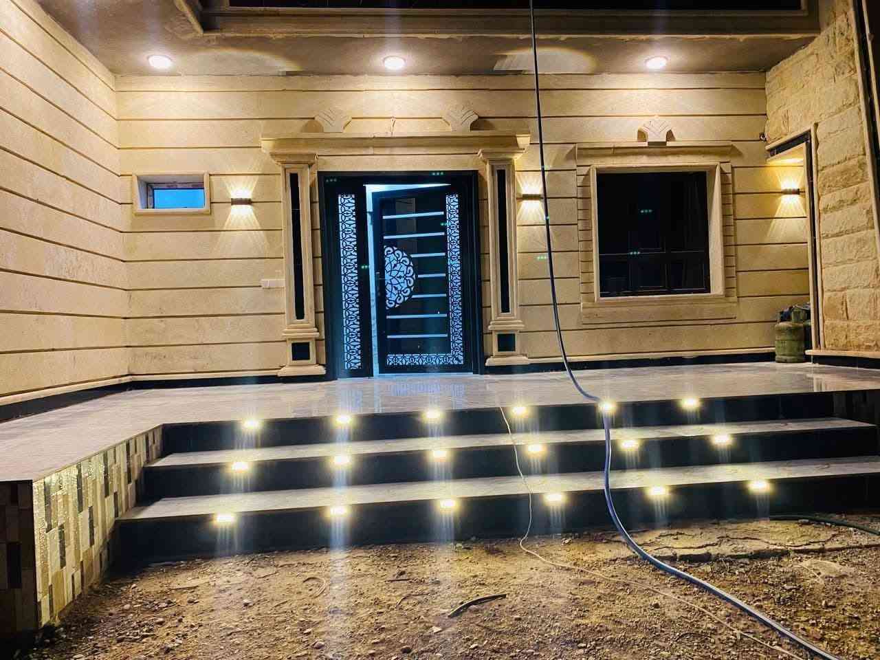 السلام عليكم البيت للبيع على طريق السكنية _الشرقاط مساحة الارض 4500 متر يتكون البيت من 5 غرف سويت 3فوك و2 جوه ربعه 10×5+غرفه طعام + هول + مكعاد مطبخ حار و مطبخ ثاني كبير 
 ***********
مو شراي لاتخابرني
السعر 275 مليون
