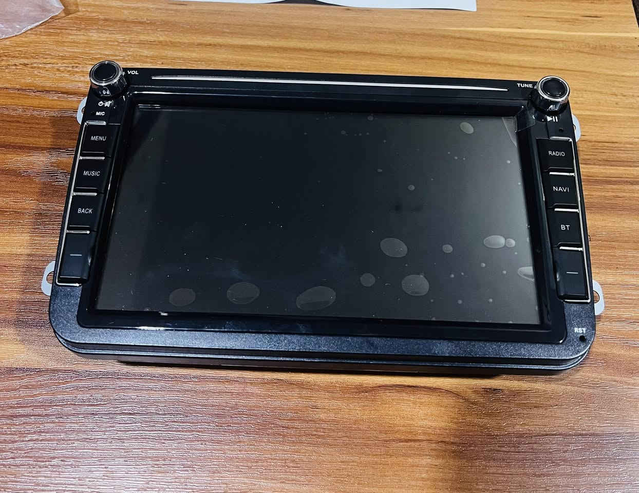 شاشة وسائط متعددة تعمل باللمس لسيارات فولكس فاجن. 
المميزات الرئيسية: تدعم الشاشة ميزات مثل Apple CarPlay وAndroid Auto، ونظام الملاحة (GPS)، وتشغيل الموسيقى عبر البلوتوث. وتربط با wifi
التوافق: الشاشة مصممة لتناسب طرازات مختلفة 
 لسيارة فولكس فاجن سيات جولف باسات جيتا بيتل تيجوان توران اي او اس اندرويد📍 7 انش شاشة 

مع كامل كيبلات والموصلات بدون نقص 
مع كامره خلفيه مع جهاز ربط GPS


**إذا كنت صاحب هذا الإعلان وتريد حذفه لأي سبب، رجاءا أرسل رسالة إلى الدعم الفني**