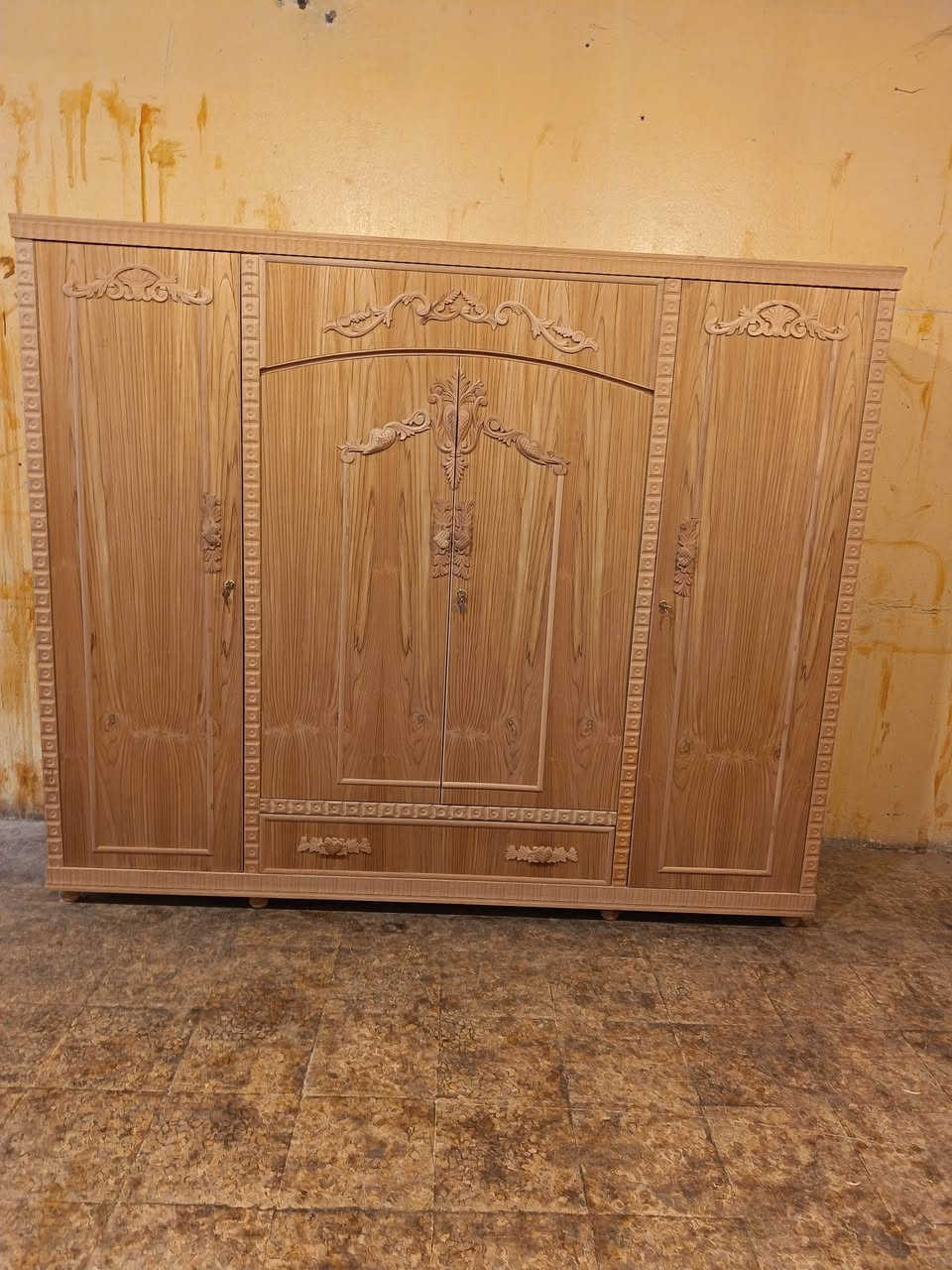 كنتور أربع ابواب جديد نقش زان صاج فصال تركي شغل عراقي
العنوان الحدباء خلف مرطبات البحرين مقابل افران زينب الرقم ***********.
