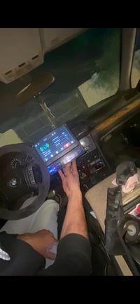 شباب عندي هذا المسجل شاشة قلاب كهربائي مو ميكانيكي للبيع او مراوس سعرة...