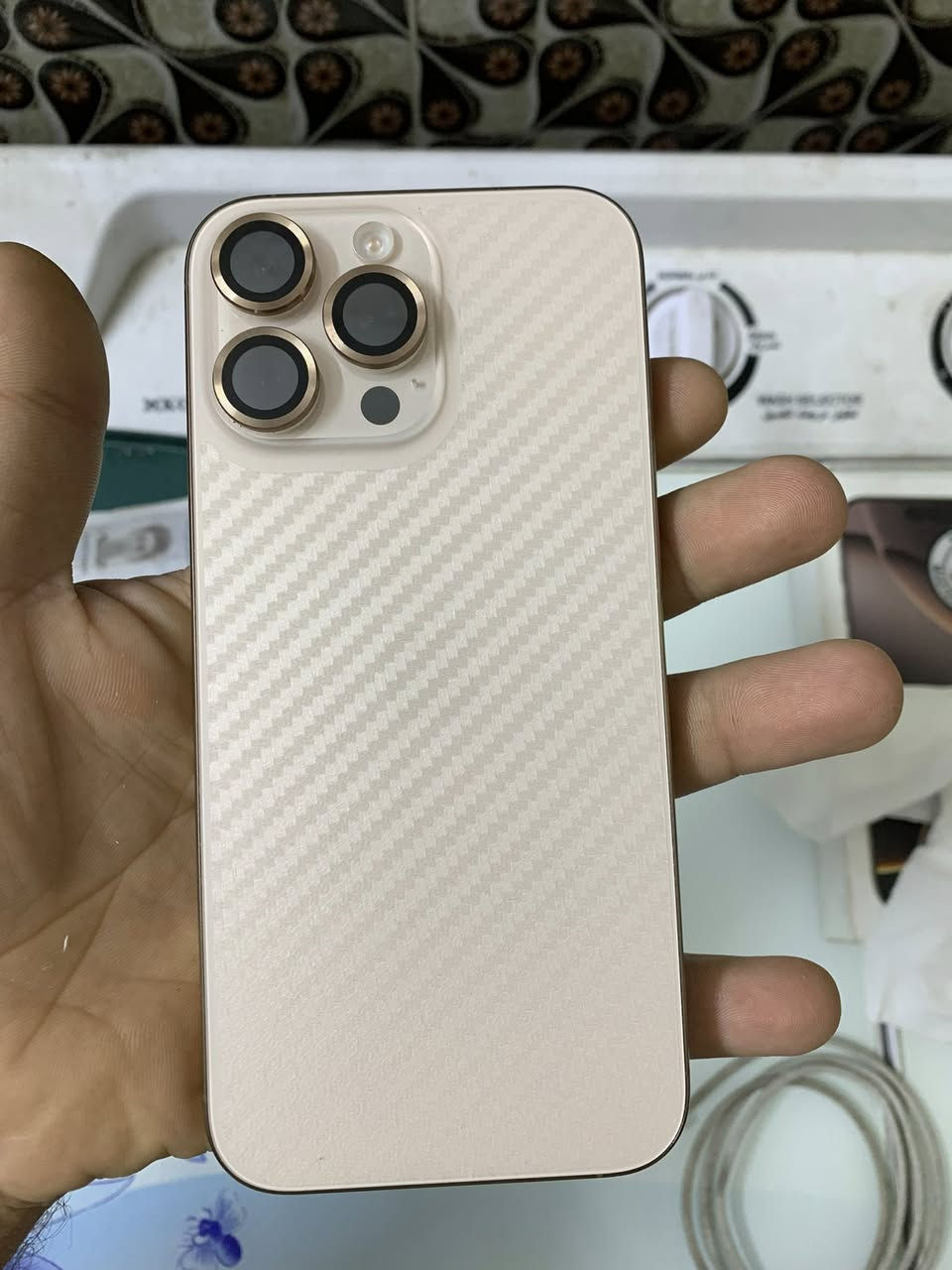 السلام عليكم أيفون 16 برو ماكس بطارية ٩٨ مشحون ١٦٥ ضمان لحد شهر الثامن مكفول من الشخط والزلغ نظافة 100% مشدود بيه بكج حماية للشاشة والظهر والكامرات
مكاني بغداد مدينة الصدر 
رقمي ***********
محضور من المراسله مال الماسنجر
