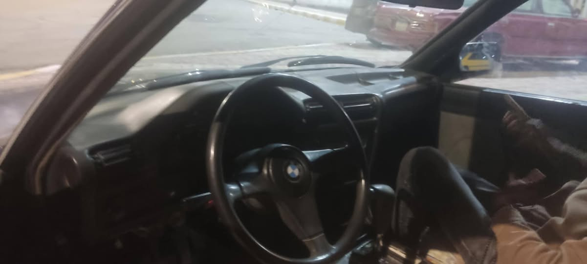 بي ام زعره للبيع رقم ديالى الماني حاز ثالث بدون راعي تكفل سرقة وعشاير مكينه وكير ديفور ال2000 جدد كفاله  حداديه 70 بل100 السعر 20 ورقه وبيه مجال سياره جاهزه مابيه نقص مكان السياره ناصرية مركز الشراي ينتصل مكلف بل نشر استفسار ‏‪***********‬‏
