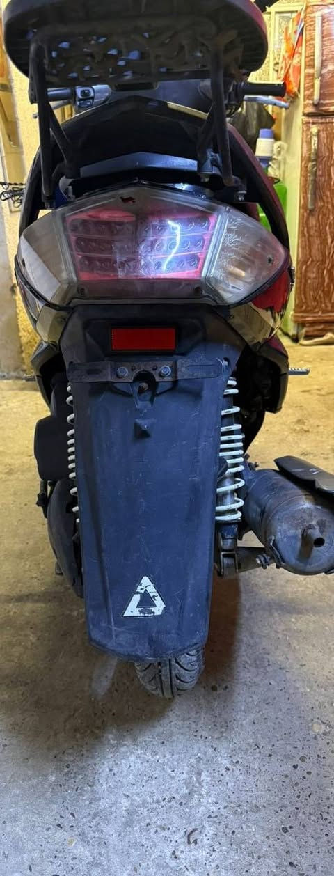 سكنز فحل مقفوله كهربائيات كامله السعر700 وبيها مجال شيء بسيط العنوان تقاطع الكياره .
***********
