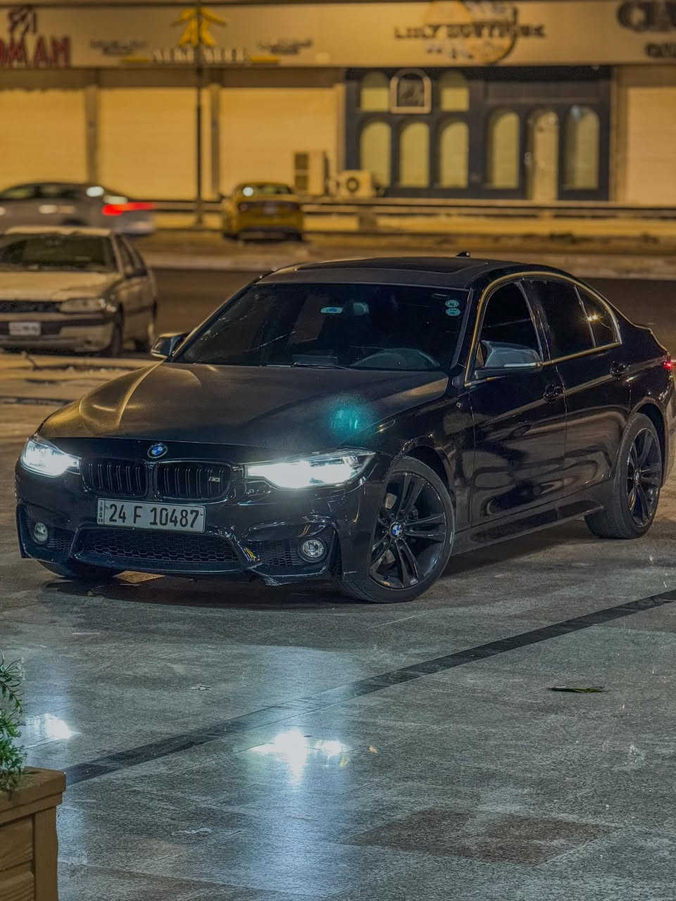 BMW 330i – موديل 2017 – لون أسود
سيارة ناعمة، اقتصادية على حجمها، وصرف البنزين بيها ممتاز، والسواقة مالتها تحسها ثبات وأداء BMW المعروف

 المواصفات:
 • وارد أمريكا، محرك 2000 توربو (Twin Power Turbo) اقتصادي وقوي بنفس الوقت.
 • قير أوتوماتيك 8 نمر مع إمكانية القيادة اليدوية (StepTronic).
 • كامل المواصفات: فتحة سقف بانوراما، جلد طبيعي، تبريد وتدفئة مقاعد، حساسات أمامية وخلفية، كاميرا رجوع، شاشة كبيرة مع نفيجيشن، كروز كونترول، إضاءة LED أمامية وخلفية، نظام دخول وتشغيل بدون مفتاح (Keyless).
 • نظام صوت أصلي فاخر Harman Kardon.

 الحالة:
 • ما بيها أي خلل ميكانيكي أو كهربائي.
 • حادث قديم بالصندوق الخلفي فقط، تم تبديله قبق الجنطه فقط بأصلي بدون أي ضرر بالشاصي أو صبغ يعني مكفولة .
 • مضاف إلها M Package Kit أصلي (دعاميات، سكك جانبية، دبل إكزوزت) يزيد من جمالية وأداء السيارة.
 • إطارات جديدة، بريكات جديدة، زيت وفلاتر مبدلة تواً.

 المميزات:
 • أداء رياضي وثبات عالي على الخط.
 • صرف بنزين ممتاز بالنسبة لمحركها القوي.
 • داخلية نظيفة جداً، لا ممزقة ولا باهتة.
 • لون أسود ملكي مكفول من الصبغ.

جاهزة للاستخدام، بس شغل وامشي

التحديثات :
مصابيح led محدثة اصلية من دبي 1500$ مع البرمجة .
مصابيح خلفية تحديث ايضاً اصلي وليس صيني 700$
M kit كامل
السيارة عليها نانو سائل وppf للقمارة والبنيد 
عنوان السيارة بصرة 

***********
