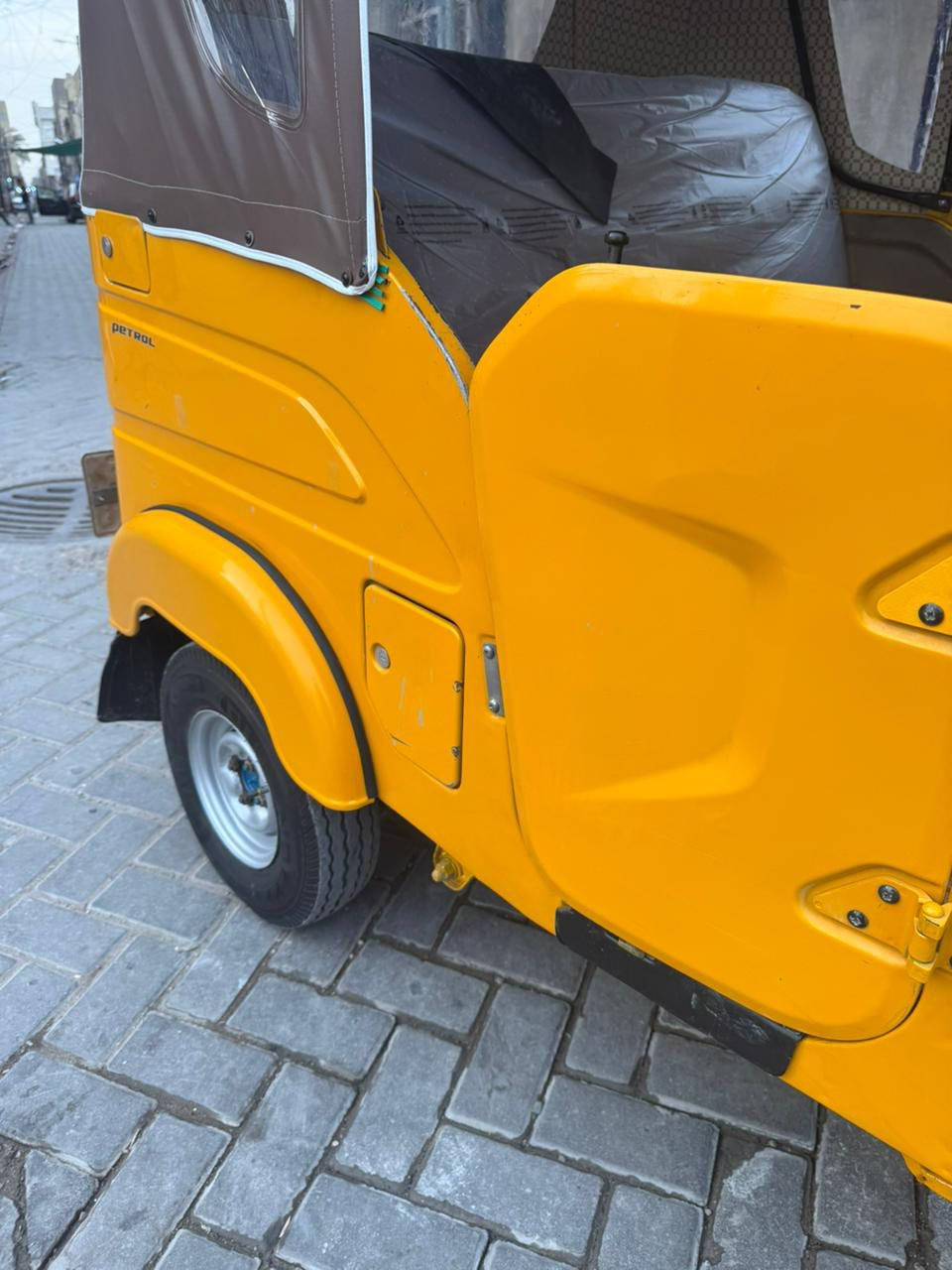 السلام عليكم تكتك ٢٢ شهر ١٠ كفاله سعرها ٨ و ٦٠٠ بيها مجال شي قليل ***********
