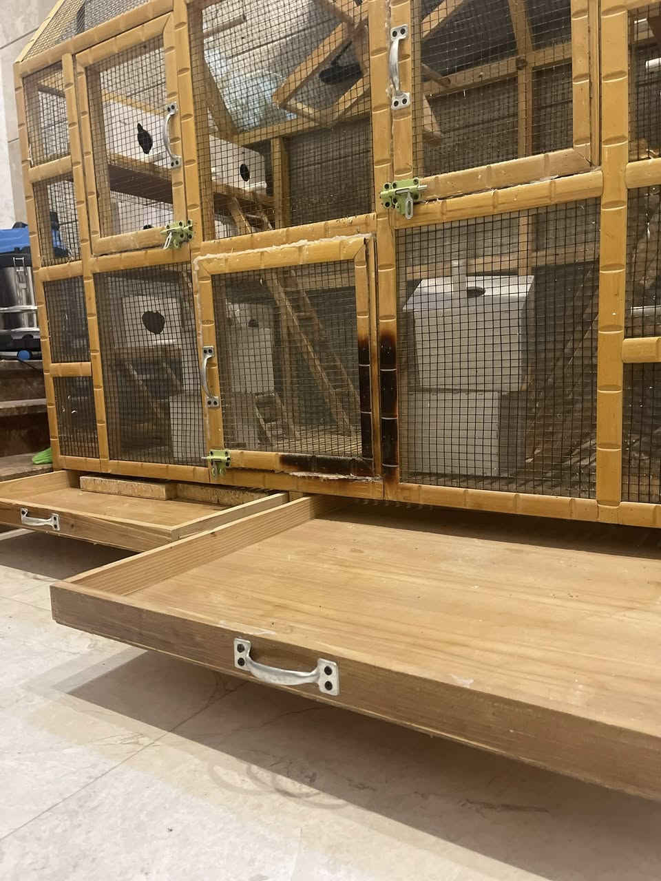 لبيع قفص طيور حب يرهم كلشي جبير كلش مسوي تفصال من نجار مستعمل شهر فقط جديده كلش
مكاني بصرة حي المهندسين 
***********
