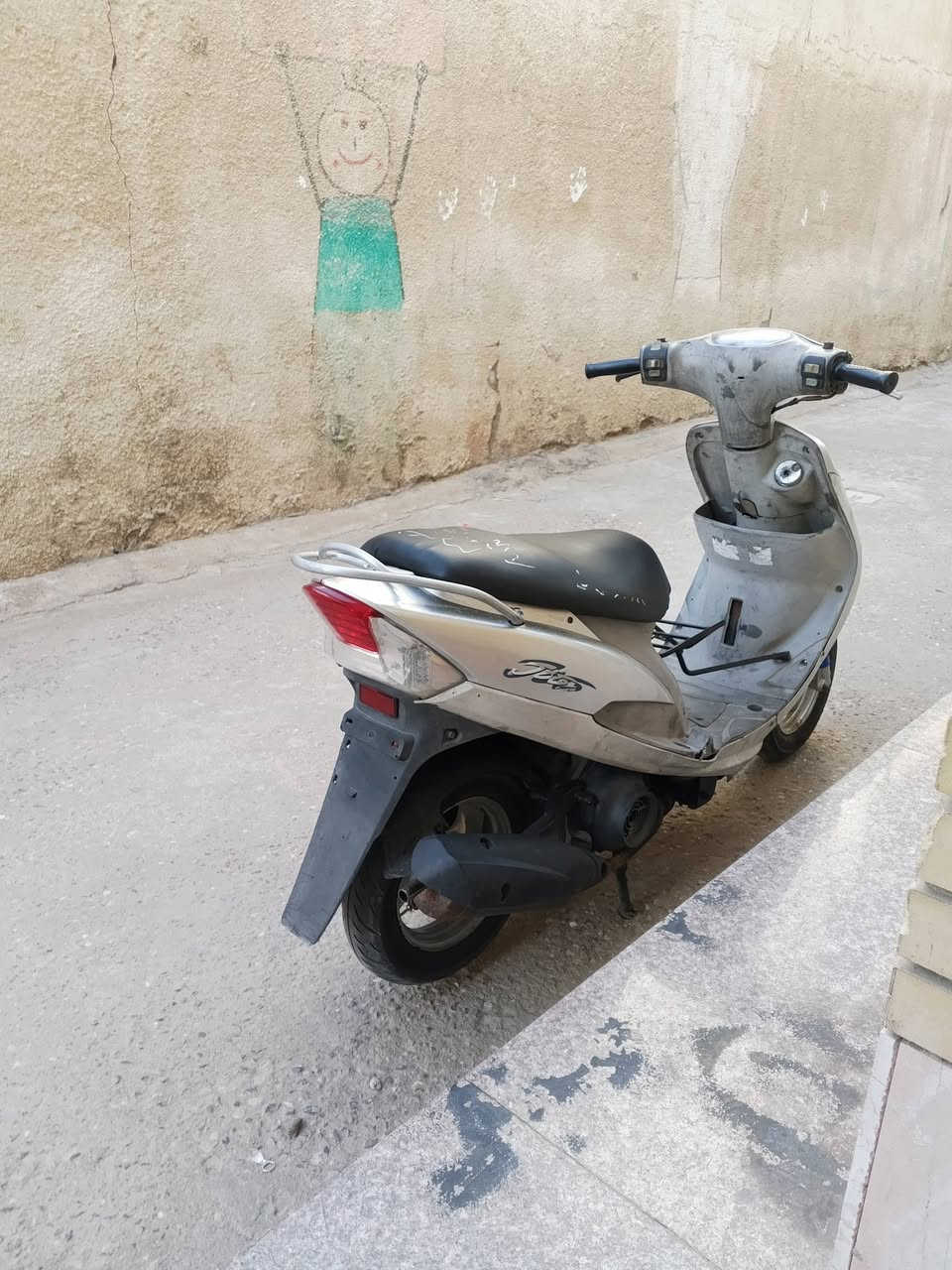 السلام عليكم
ماكس قجمه نظيفه محرك اخرس شرط نكره سلف ودكت هندر كهربائيات كلها شغاله ما ناقصها شي سعر 750 مجال بسيط جدا مكاني بصره ***********
