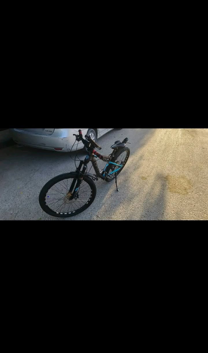 سلام عليكم بايسكل نوعه ماركه MTB هيكل أسود ×تركوازي بايسكل بريكات دسك بريك بل مكان يعني تعلك بي امامي خلفي تخم تاير جديد بايسكل مزود بعكرب ١٠ نمر +ستيرن رياضي كاربون فايبر مثل ماموضح بصوره بايسكل مضلوم بصوره بل حقيقه يخبل محتاج فلوس واريد ابيعه لو مامحتاج مابيعه بايسكل دبلات امامي وخلفي بي كير ماركه بايسكل شكد ماحجي علي قليل الاستفسار *********** العنوان بغداد العبيدي
