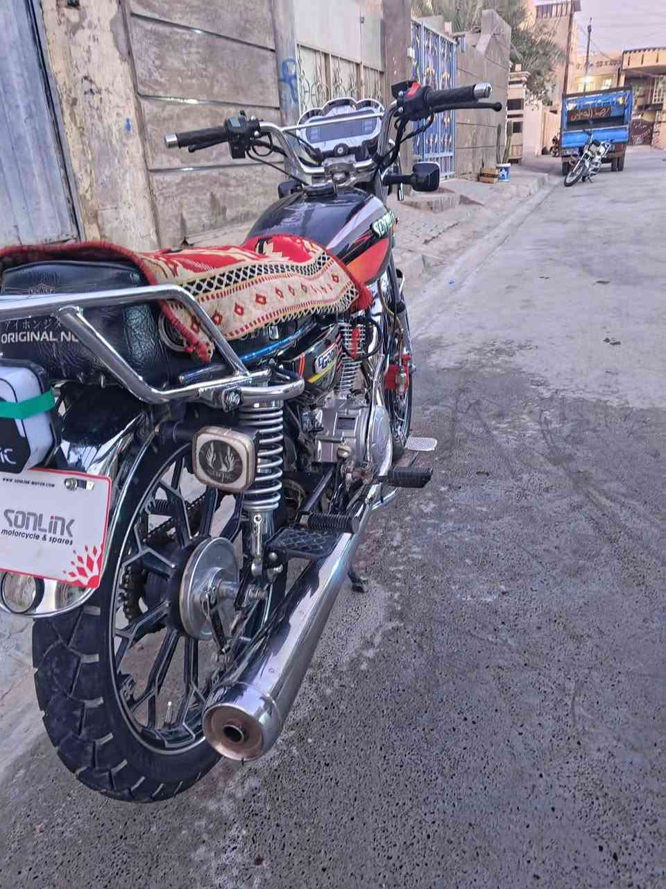 سلام ۈعـْليگمٌ- دراجه سونك وشرط النضافه محرك 200cc مامفتوح تايرات جداد الشراي يدخل المو شراي لٱ يتعبني التواصل عل رقم ***********
