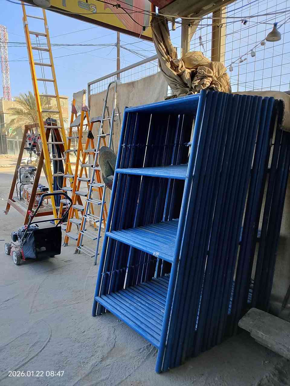 صور من أرض الواقع.. عدتنا تحكي عن نظافتها! 📸🏗️
في سكلات آل أحمد، قاعدتنا الأولى: العدة تطلع من يمنا مفحوصة، نظيفة، وجاهزة للشغل فوراً.
ليش تغامر وتأجر تعبان يعطل عمالك ويوقف شغلك؟
وفرنا لكم اليوم (كما في الصور):
✅ حادلات (هزازات) و مولدات ماركات أصلية (Total & WEMA) وصيانة دورية.
✅ سكلات (مختلف الاحجام)  كميات مفتوحة للمشاريع.
✅ عربات نقل جهد عالي.
✅ جزازات عشب ومعدات حدائق.
📍 موقعنا: النجف الأشرف - شارع المطار العام - بعد بوابة الخروج .
⏰ مفتحين يومياً من 6:00 فجراً.
🚚 توصيل موقعي متوفر لكافة الأحياء.
للحجز السريع (واتساب/اتصال):
[***********]
#سكلات_آل_أحمد #معدات_بناء #النجف #دكاكات #مقاولات #شارع_المطار
