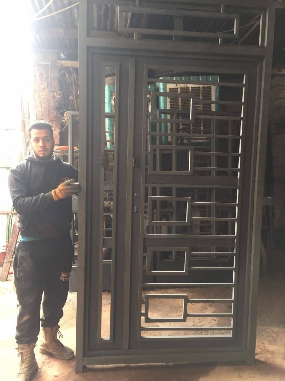 عمل جميع انواع الحداده ابواب شبابيك محجرات سندوج بنل سقائف كيسبان  العنوان بغداد شارع قطر الندى بدارت (ابو حمزه) التواصل على هاذه الرقم او خاص  (***********)
