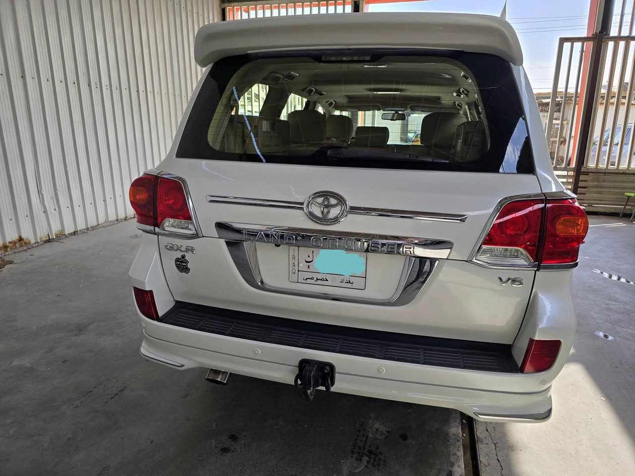 السلام عليكم للبيع لاندكروز 2015 جديده حيل مكفوله كفاله عامه عدا رصعه كولش بسيطه سحبتها pdr السياره حتى دعاميتها اصليه مكفوله ماشيه 100 الف مثل ما موضح بالصور السياره 6سلندر GXR فتحه وبصمه وكراسي كهرباء وجلد وشاشه ومواصفات الاندكروز المعروفه رايدها ب41000 یعني اربع شدات وعشر ورقات وبيها مجال بسيط للشراي للاستفسار الاتصال ***********
