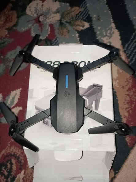 سلام عليكم اخوان عندي ها الطياره للبيع السعر 18هيه وتوصيل كامله ملحقاتهة شغاله كامره اتصور اطياره نضيفه عنواني واسط عزيزيه بل دير توصيل مجاني***********
