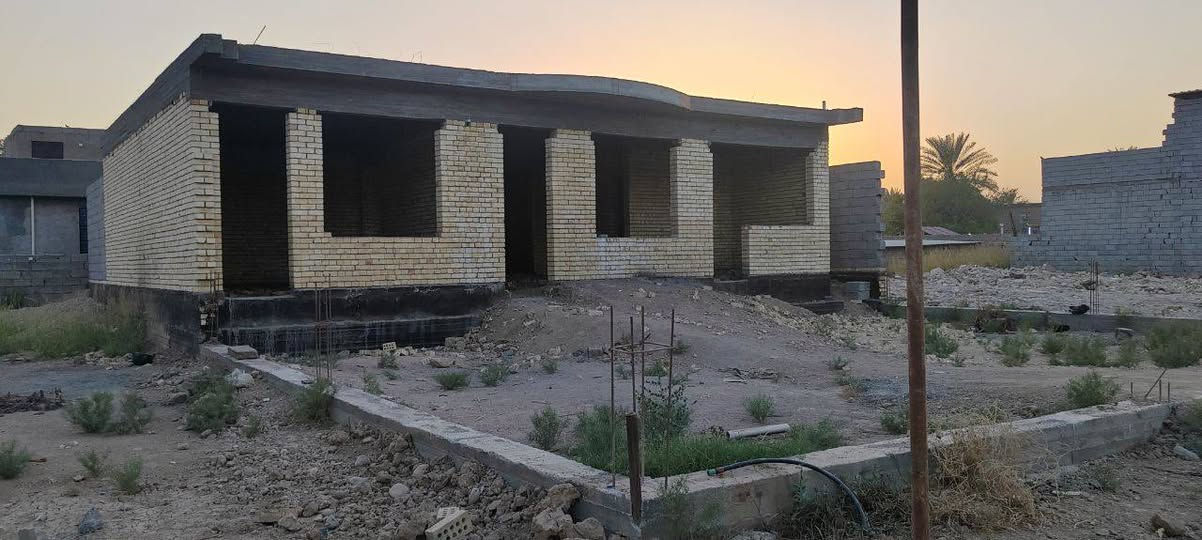 رقم صاحب المنزل :  ***********
بيت للبيع مساحة 385 متر صافي
الواجهة 15 متر + النزال 25 متر ونص
مساحة البناء 200 متر صافي
اما الباقي 150 متر حديقة + كراج
الباب الرئيسي للبيت مدخل 3 متر

منطقة العريفية جسر ديالى خلف طرشي الباخرة
قريب على شارع ابو مروان منطقة زراعية راقية قريب على الزعفرانية وبسماية كلشي بصفك. 

يحتوي البيت على صالة كبيرة + مطبخ كبير مفتوح على الصالة + صحيات ( حمام + مرافق.)
 2 غرف نوم كبيرة + غرفة نوم كبيرة مع حمام داخلي يعني سويت كامل يعني البيت 3 غرف نوم  + حديقة داخلية داخل البيت بمساحة تقريبا 35 متر جميع الغرف مطلة عليهة. 
نوعية البناء مسلح شيش درجة اولى + طابوق جمهوري و سمنت مزانيا اصلي

سعر البيت 110.000.000 مليون دينار
مية وعشرة مليون دينار قابل لتفاوض

للاستفسار اكثر : فقط اتصال غير متواجد على الإنترنت :  ***********
