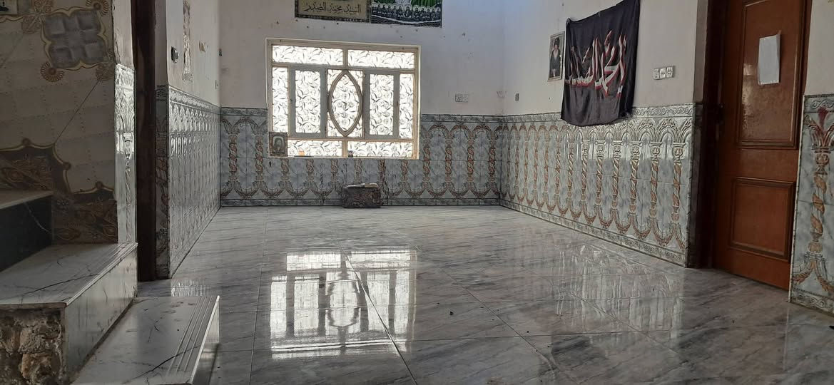 بيت زراعي للييع كامل على طريق العكيكة ورادائرة الكهرباء مساحة ٣٧٠ يبعدعن الشارع ٣٠٠ متر كونكريت بيه نواقص قليلة بيه ديوانية ابلوك نقصة ارضي وبياض الحائط والمطبخ ابلوك  نقص سيراميك الجدار وسيراميك ارضي والباقي صالة ابلوك كاملة والباقي غرفتين وهول كله طابوك وحمام تحت الدرج وصحيات خارج  والبيت كونكريت كله كامل من داخل  وطارمة جبيرة وكراج سيارة وترك خلف البيت ***********)
