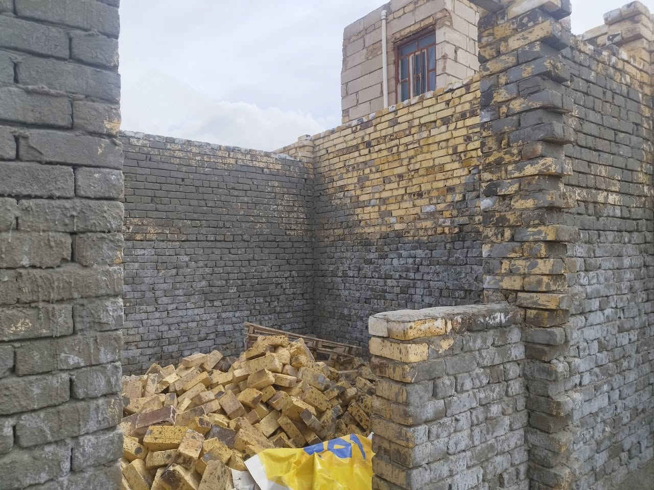 #دار_للـبـيـع  هيكل الموقع: الديوانية حي العامل طريق السنيه
الطابو زراعي – سند 25 
يوجد ماء +كهرباء وتبليط 
تفاصيل الدار:
 • مساحة البناء:150 متر
 • نوع البناء: كونكريت مسلح + رباط
 • غرفة نوم2
 • صالة
 • استقبال
 • مطبخ
 • صحيات داخليه وخارجيه
السعر خاص$


**إذا كنت صاحب هذا الإعلان وتريد حذفه لأي سبب، رجاءا أرسل رسالة إلى الدعم الفني**