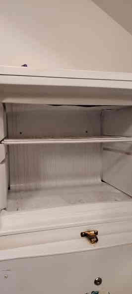 ثلاجه وميز بلازما نضيفات السعر ١٥٠ اثنينهن مكاني ورديه خارج مقابل مستشفى الكفيل *********** خاص متوفر
