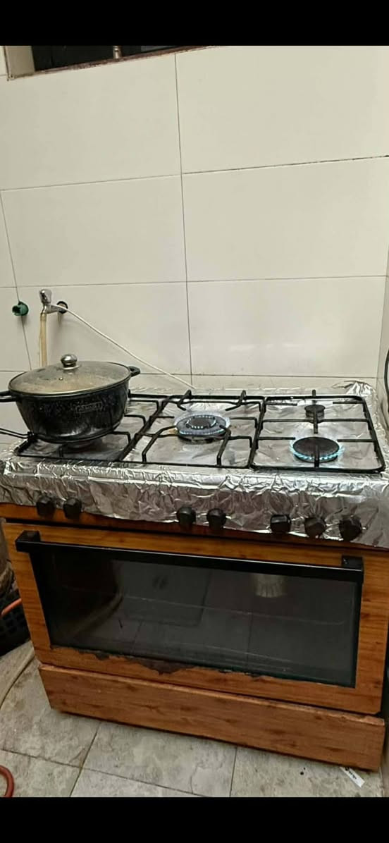 ***********
شراي يراسلني واتساب ...
ثلاجه حجم كبير نظيفه السعر 100
طباخ نظيف شغال والفرن شغال  السعر 75
عنوان بغداد الدورة المهدية الثالثه
