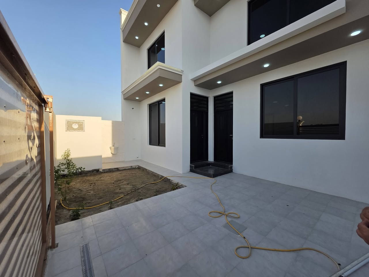 دار للبيع بناء طابوق جمهوري حديث 📌🏘
 المساحة 200 م٢ 

طابو زراعي سند 25 تحويل مباشر
الطابق الارضي يحتوي على 
 مطبخ ، هول ، أستقبال ، غرفة عدد ٢، مجمع صحيات داخلية وخارجية 
الطابق الاول غرفة عدد ٢ ، مجمع صحيات 
عرض الشارع 10م تبليط 
الموقع : بابل الحلة الوردية داخل قرب مدرسة مالك الاشتر الابتدائية 
السعر : 153مليون قابل للتفاوض  

للأستفسار الاتصال على الارقام 
***********  امير 
*********** امير
