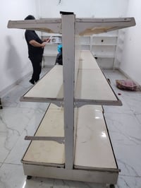 رفوف وسطية • نضيف