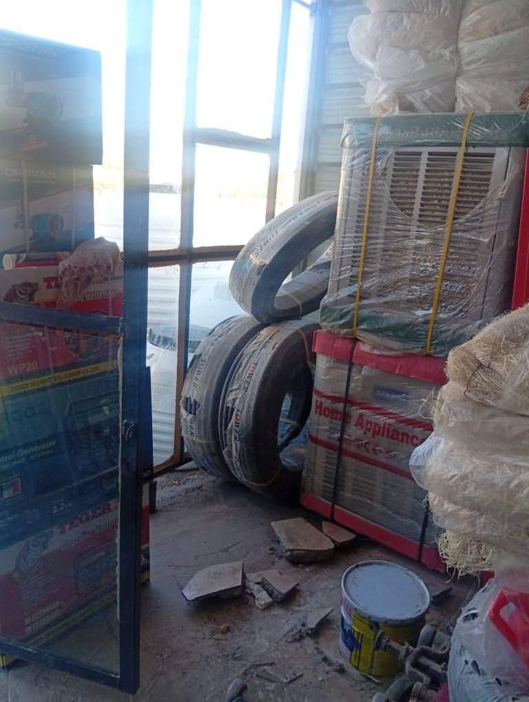 محل انشائية متكامل للبيع في بغداد تاجي قرب جسر الشيخ عامر قبل سبع البور 
***********
*********** 
محل بيه كافة المواد مبردات مولدات روبن غطاسات ثقيله وخفيفة مكلفني أكثر من ٢٠مليون  ابيع نقد وشلع والرفوف جدد هدية وي الغراض شغله خير من الله اخوان باب رزق ممتاز وفلوس تكتك الله شاهد خير وبركة سعره ١٢وبيه مجال للشراي غراض اصلية اخوان ما اشتغل بالمعادي كلها اصلية مواد معروفة وكالات بغداد, العراق
