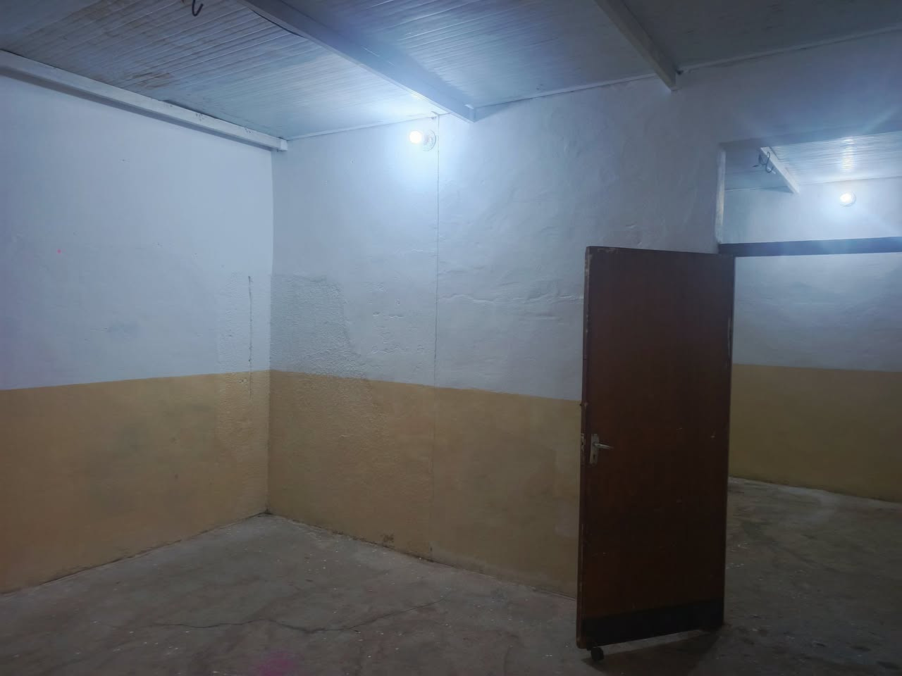 يوجد مشتمل للايجار السعر 125 الف
  في كاطون الرازي وره المشروع قرب مدرسة التربيه ركن صاير على ساحه البيت جديد أي نقص مابيه كامل خزان ماء كبير +كيزر كهرباء هم  ماتتفع 
للاستفسار اتصل على الرقم ***********
