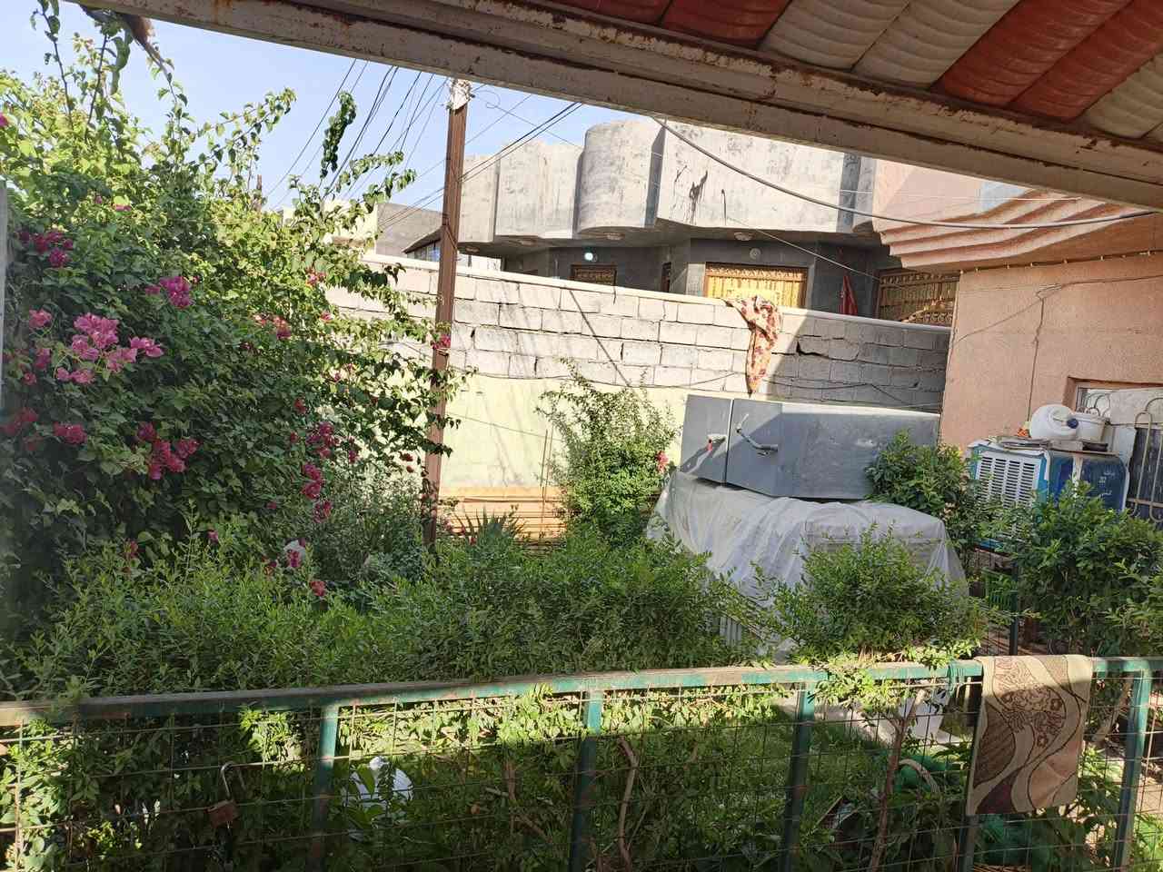 للبيع 
بيت بحي عرار مقابل متنزه الي بحي عرار ماقابل حي العسكري 
مساحته البيت 250 
مضيف 8 في 4
هول 7 في 4 
مطبخ بارد 5 في 4 
مطبخ خار 3 في 2
صحيات داخليه 3 في 3 
غرفتين نوم 4 في 5
حديقه 5 في 7
مترين ترك وره البيت او صفحه البيت 
للتواصل ‏‪***********‬‏ عماد ابو عبدالله 
@إشارة
