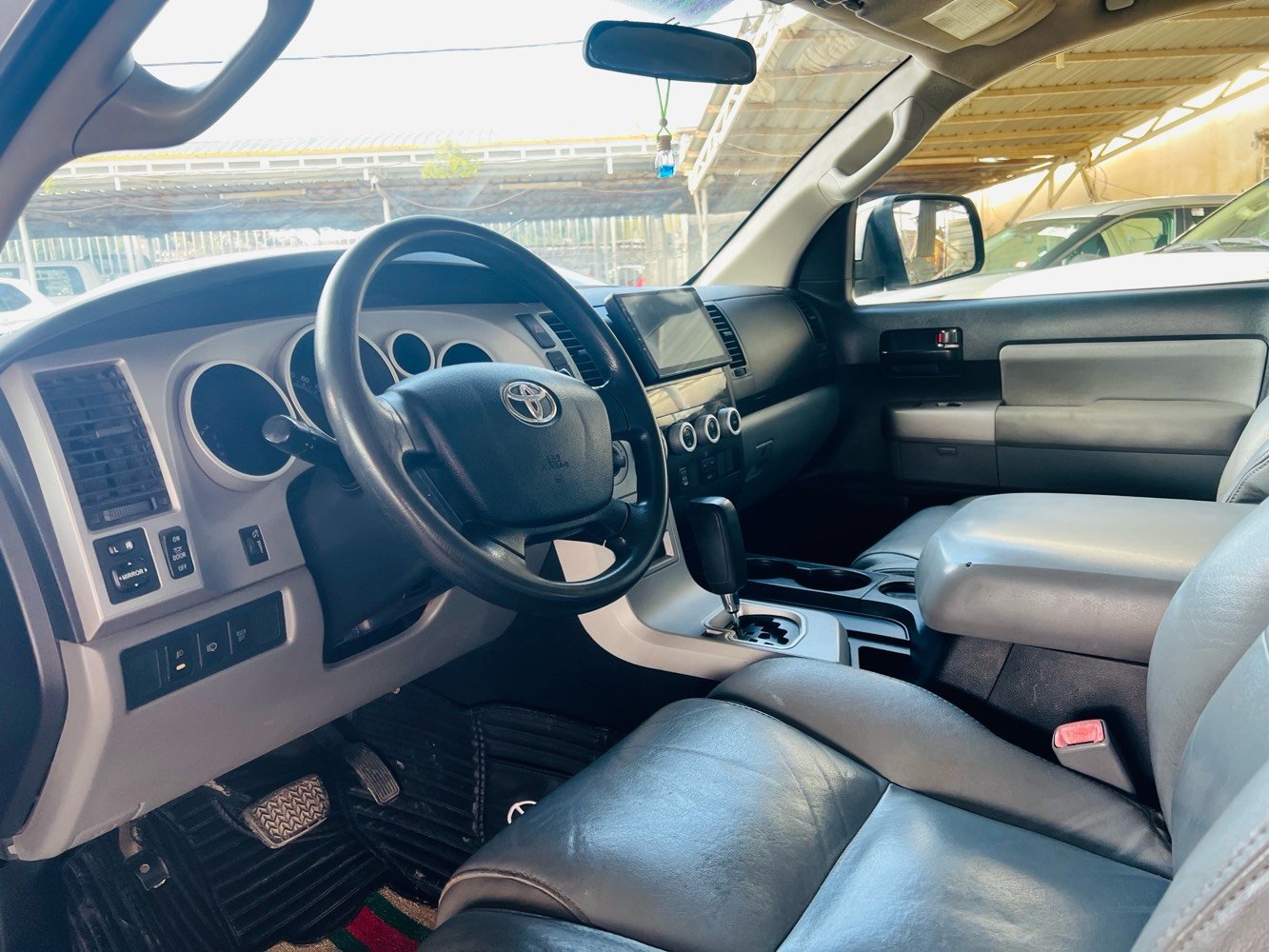 بسم الله الرحمن الرحيم 
تويوتا سيكويا 2009وارد امريكي حادثها كلش بسيط يم اللايت شويه من الجاملغ وشويه من البنيد فول مواصفات عدا الفتحه لوي بلادي موجوبلس مكينه كير حداديه تخم تاير تبريد تدفئه كهربائيات كله بشرط ماشيه@160رقم بغداد انكليزي باسمي فحص وهزه وسنويه كله جديد السياره نظيفه حيل ومامتعوبه
السعر160$عنواني كربلاء وللاستفسار اكثر
***********