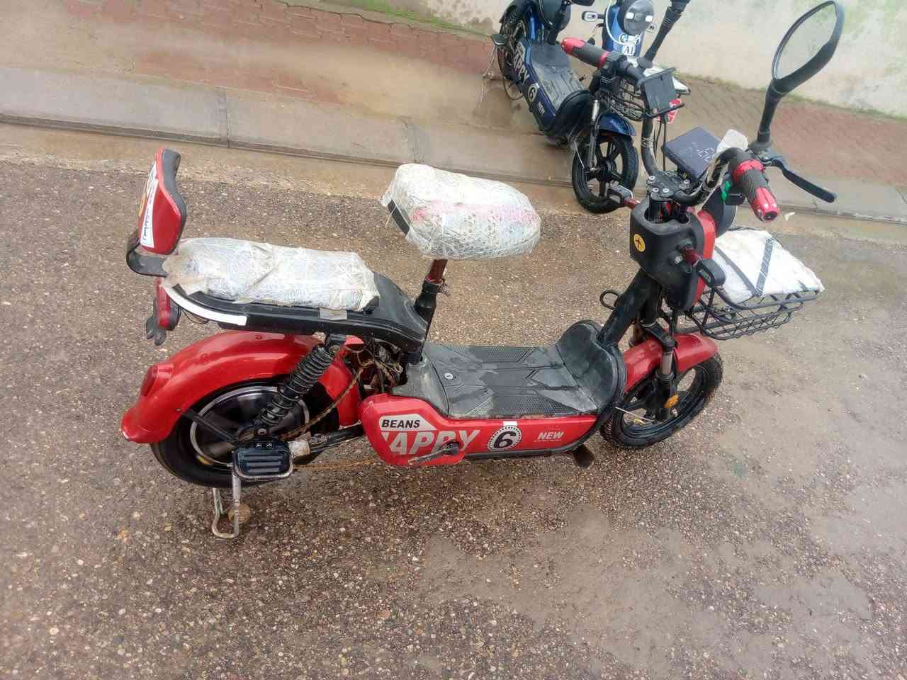 السلام عليكم بايسكل شحن للبيع موديل 25نضيف بطاريات نص عمر كهرابائيات كله شغاله تايرات جوبلس جدد المكان كركوك دوميز السعر 190 او بيه مجال للطيبين الرقم *********** متستعمل قليل
