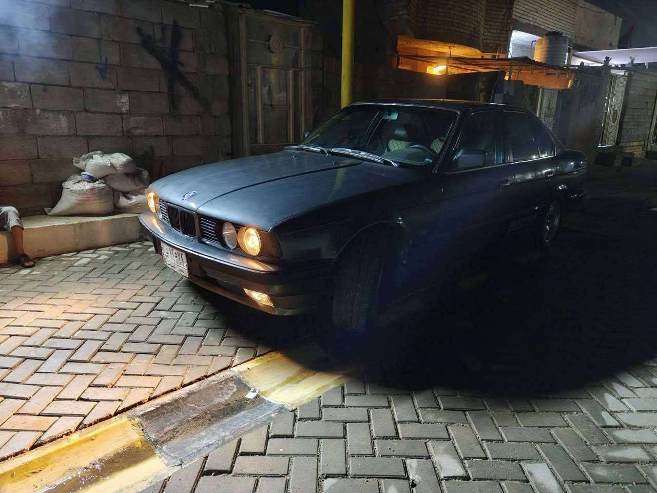 السلام عليكم شباب بي ام 525 موديل 91 مصبوغه جماليه كهربائيات شغاله العنوان بغداد سبع قصور للاستفسار خابر على الرقم ***********
