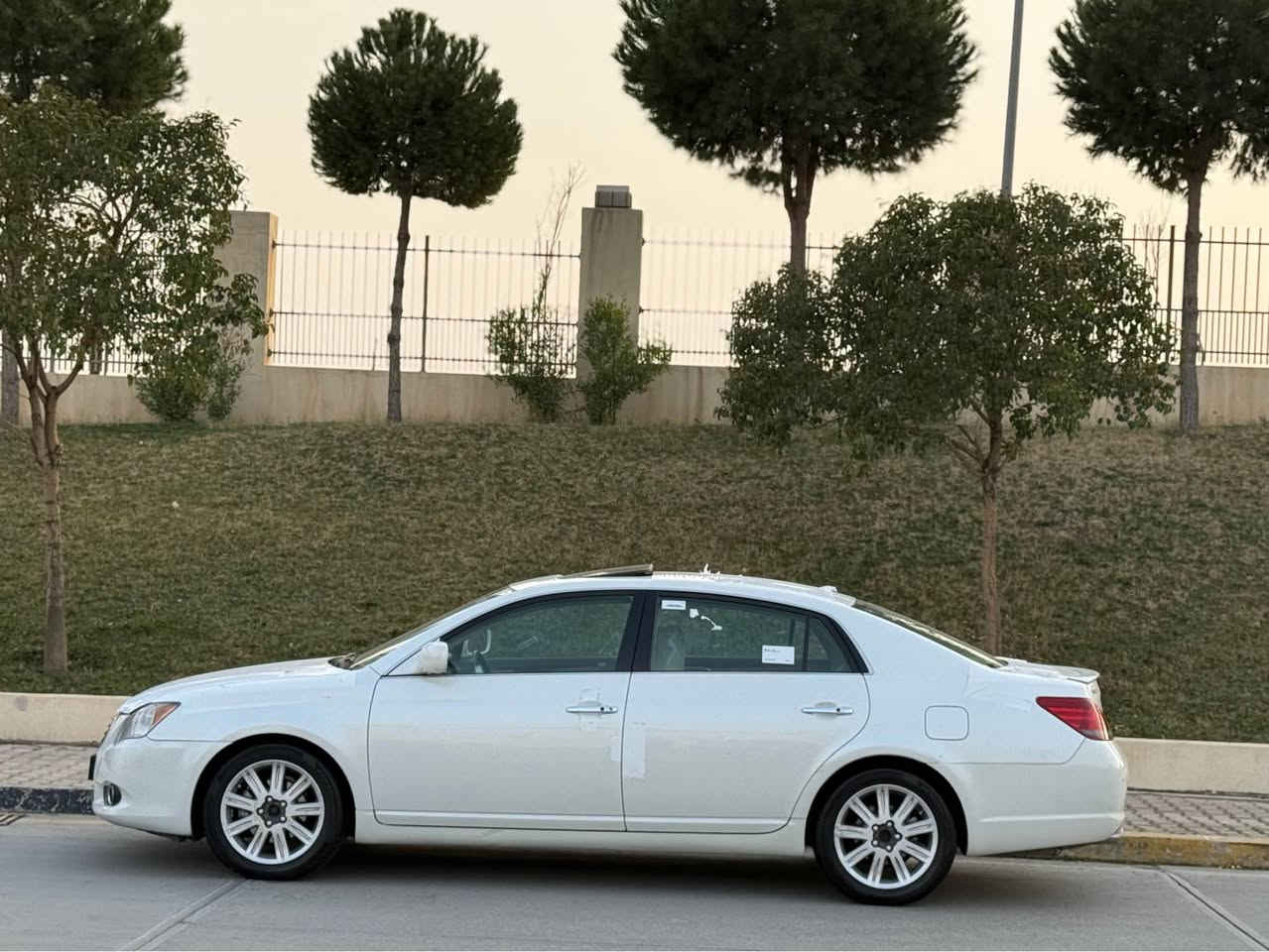Toyota Avalon 2008
ئەڤەلۆن ٢٠٠٨
مواسەفات خلیجی lmited
بەصمە و سڵاید
ناوزەرد و شاشە 
کوشن جلد و سارد و گەرم
پەردە و حاسەی پێش و دوا 
دوو دەرگای گۆڕاوە بە بیلاد و ناو دەرگایەکی بۆیاخە
گێڕ و مەکینەی بە شەرت و مەکینەی کراوەتەوە
سەنەوی و ژینگەی تا ٢٠٢٨ تازەیە
١٣٨ گەڵا و کەمێک معامەلە 
*********** السليمانية, العراق

