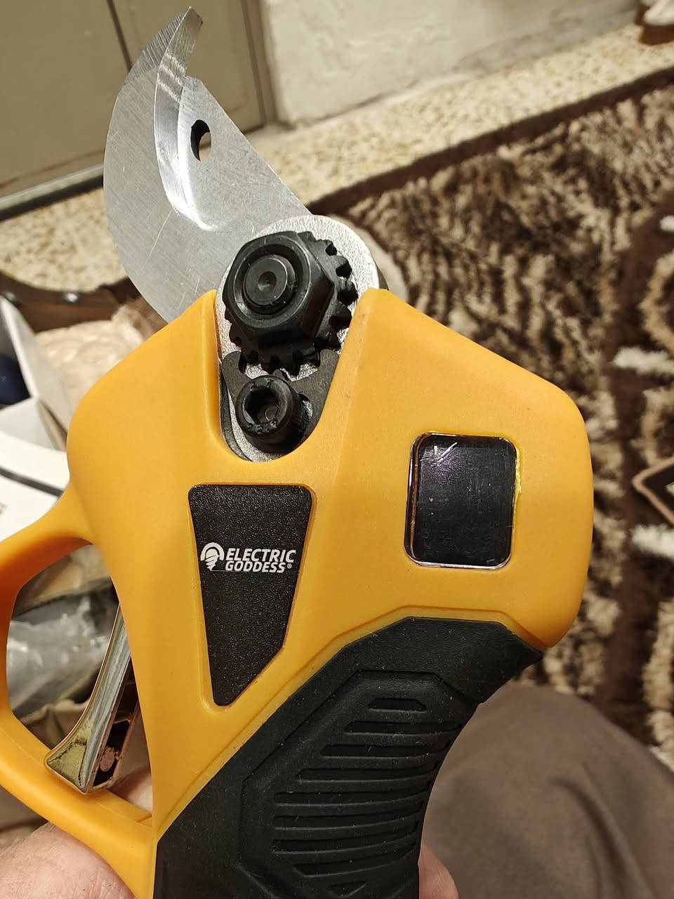 مقص تقليم بريشلس يشتغل على بطاريه ديولت الاصليه يده فقط بدون ملحقات السعر 35 ويا التوصيل للتواصل ***********
