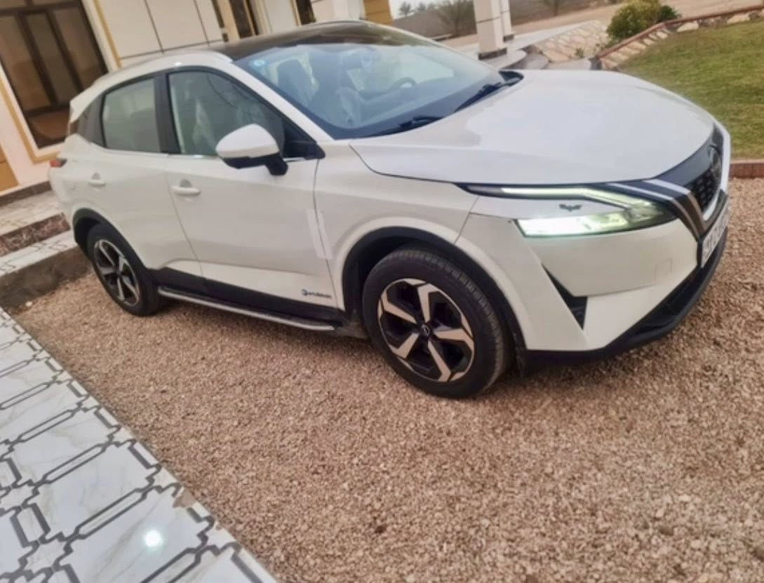 للبيع نيسان قشقاي e-Power (هايبرد) - وارد خليجي - فول مواصفات 🚗⚡️
المكان: الأنبار - الرمادي
السعر: 170 ورقة (17,000$) وبيه مجال بسيط للجادين (البيع مستعجل).
المواصفات التقنية (للي يدور تكنولوجيا ونظافة):
السيارة بنظام e-Power الحديث (محرك كهربائي بالكامل والشحن عن طريق البنزين)، عزم جبار واقتصاد وقود خيالي.
• نظام القيادة والتحكم:
• نظام القيادة الذاتية (ProPILOT): ذكاء اصطناعي وتحديد مسار.
• هندبريك بصمة (Electric Parking Brake).
• نظام (Auto Hold): يريحك جداً بالازدحامات (السيارة توقف بدون ما تدوس بريك).
• نظام الحساسات الشامل: تنبيه عند الجلوس (حساسات كشن) تظهر بالشاشة.
• التبريد والراحة:
• تبريد قطعتين (ثنائي المناطق): تبريد خلفي مستقل وقوي جداً.
• شاشة لمس كبيرة: تدعم الخرائط، Apple CarPlay، و Android Auto.
• الرؤية والاضاءة:
• نظام كاميرات 360 درجة: رؤية محيطية كاملة للسيارة من كل الجوانب.
• لايتات LED: أمامية وخلفية أصلية بإنارة قوية جداً وتصميم حديث.
• رادارات: أمامية وخلفية وجانبية (تنبيه النقاط العمياء ومنع الاصطدام).
• المميزات الخارجية:
• سقف بانوراما كبير.
• بصمة تشغيل وبصمة أبواب.
• تحكم ستيرن كامل (فول دقم).
حالة البدي (بكل أمانة ومصداقية):
السيارة مكفولة من الحوادث القوية، بيها فقط (شخطة بسيطة جداً) بالجاملغ وشيء بسيط بالباب (ضربة خفيفة مو مؤثرة)، وباقي السيارة بحالة الوكالة.
ملاحظة: المواصفات "فول" عدا الكشنات والصندوق (يدوي).
السيارة لقطة واقتصادية، والبيع لغرض السيولة فقط.
للتواصل والاستفسار:
[ ***********]
