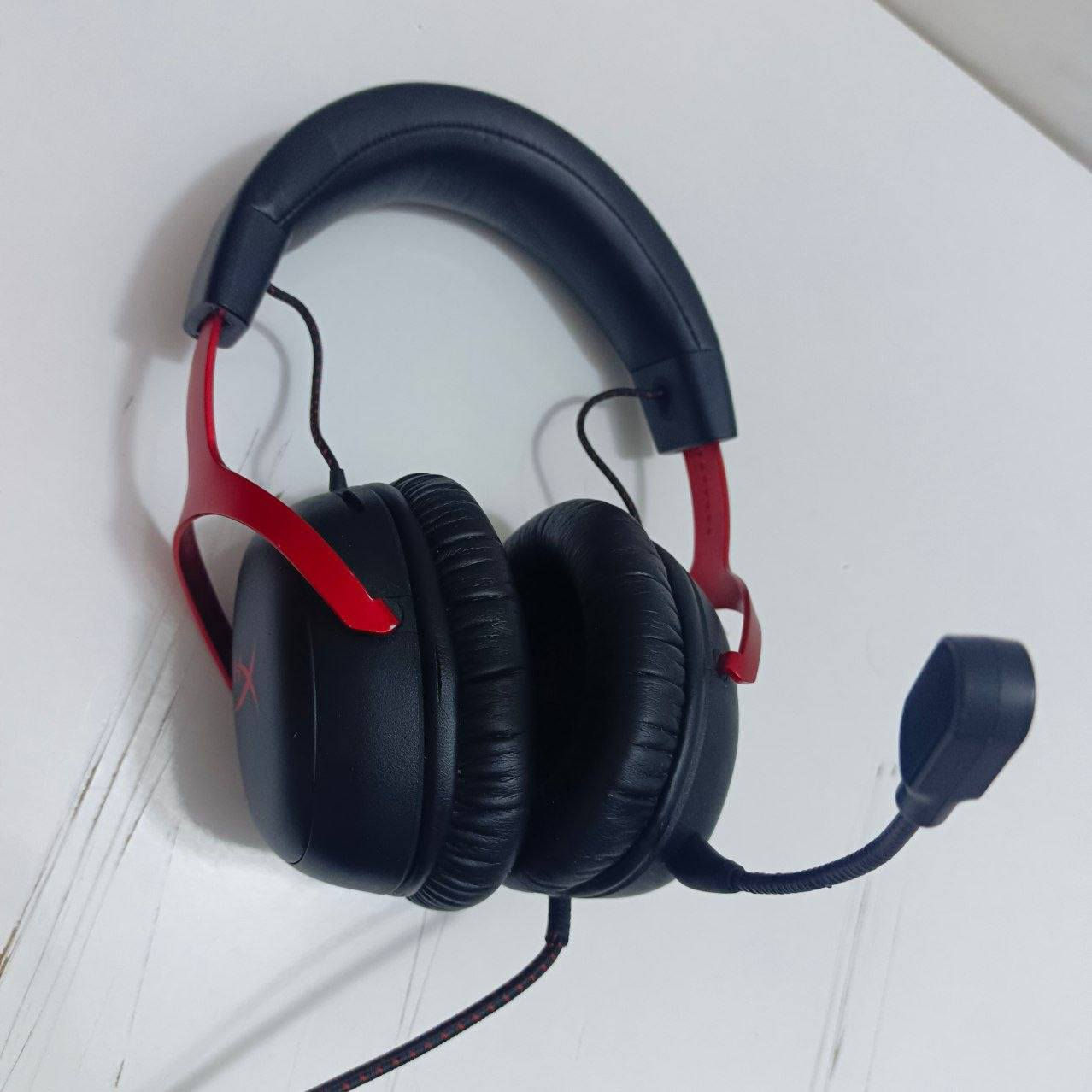 السلام عليكم 

سماعة هايبر اكس كلاود ثري مستخدمة 
نظيفة وكارتونتها وملحقاتها وياهة 
السماعة خرافية الصوت والمايك فول بعد هايبر اكس ميحتاج احجي ، بس بيها شغلة وحدة بسيطة كلش زر الميوت خربان ويتصلح يعني ممأثر على السماعة 

السعر 60 الف 
مكاني بغداد الجديدة 
***********
