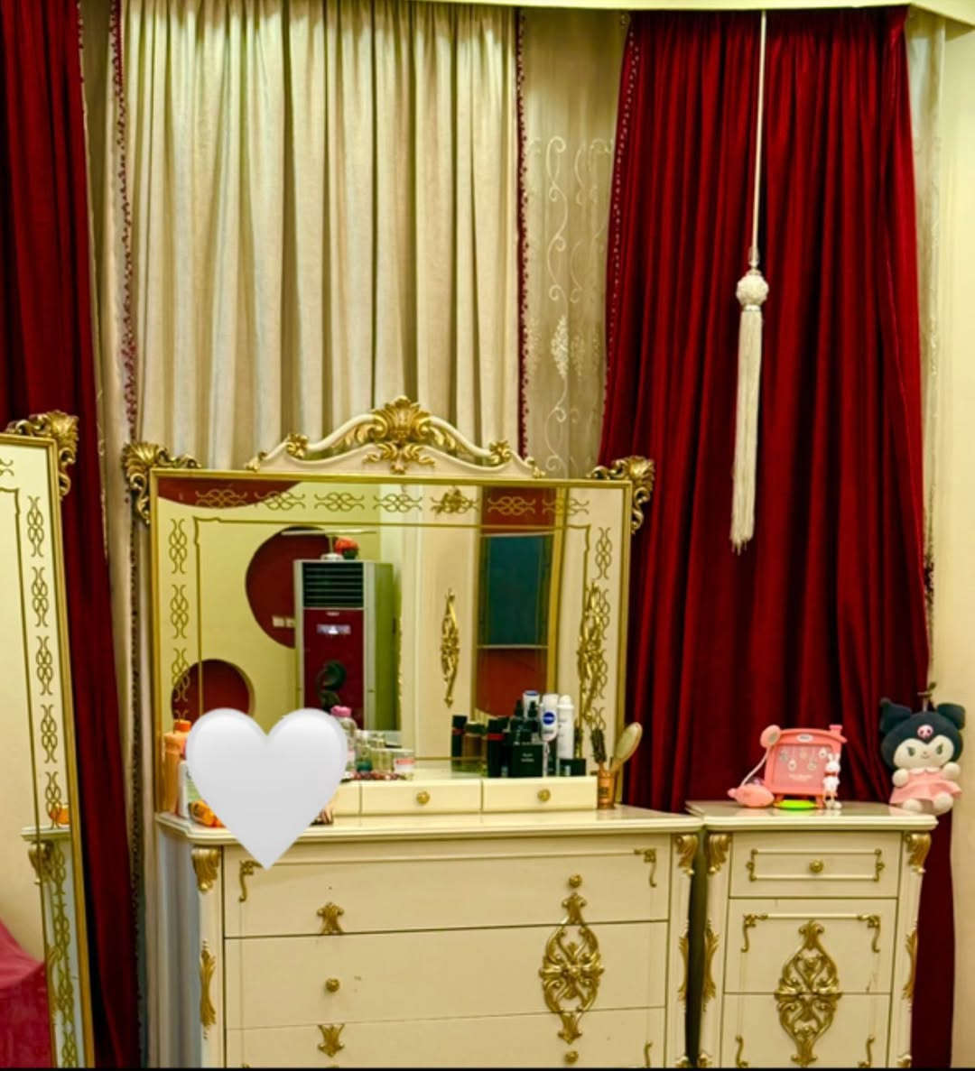 غرفة نوم تركية سبعة قطع كاملة نظافة ٩٠بالمية السعر ٧٠٠ و بيها مجال للشراي  *********** واتساب
